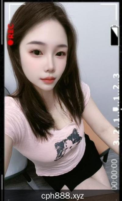 夹人的大胸美女