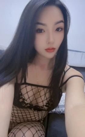 皮肤很白