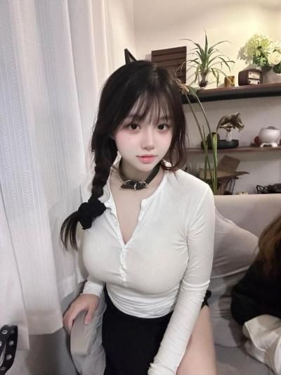 莲池微胖大奶妹