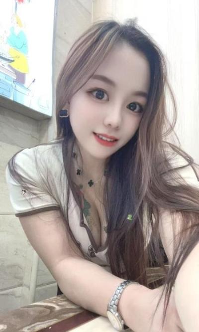 女友感舌吻御姐