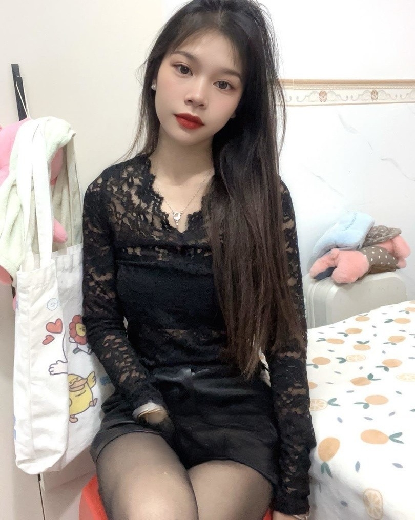 听话制服骚b小姐姐
